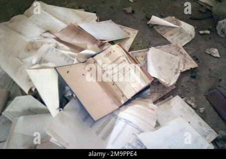 Documents papier trouvés par US Marine corps (USMC) affectés à l'équipe D'inspection nucléaire, biologique et chimique DES 1st divisions marines lors de l'inspection d'une usine de production de béton, située près de la ville d'Al Samwah, en Irak, au cours de l'opération LIBERTÉ IRAQUIENNE. Objet opération/série: LIBERTÉ IRAQUIENNE base: Al Samwah pays: Irak (IRQ) Banque D'Images