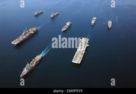 030524-N-1352S-006. [Complete] Scene Caption: Vue aérienne des navires de la marine américaine (USN) affectés à la Force opérationnelle amphibie-Ouest (ATF-W) en cours dans le golfe d'Oman, transportant du personnel, des fournitures et du matériel au Koweït, à l'appui de l'opération LIBERTÉ IRAQUIENNE. Sur la photo figurent la classe USN Wasp : les navires d'assaut amphibie, l'USS BON HOMME RICHARD (LHD 6) et le USS BOXER (LHD 4) ; la classe USN Austin : les quais de transport amphibie, l'USS DUBUQUE (LPD 8) et l'USS CLEVELAND (LPD 7) ; la classe USN Whidbey Island : quai d'atterrissage, USS COMSTOCK (LSD 45) ; La classe d'ancrage USN : navire d'atterrissage de quai, ANCRAGE USS ( Banque D'Images