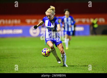 Crawley, Royaume-Uni. 18th janvier 2023. Katie Robinson, de Brighton et Hove Albion, contrôle le ballon lors du match du groupe C de la coupe de ligue des femmes de la FA entre Brighton et Hove Albion Women et West Ham United Ladies au stade des pensions du peuple sur 18 janvier 2023 à Crawley, au Royaume-Uni. (Photo de Jeff Mood/phcimages.com) Credit: PHC Images/Alamy Live News Banque D'Images