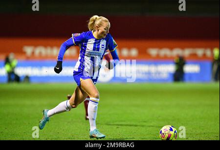 Crawley, Royaume-Uni. 18th janvier 2023. Guro Bergsvand de Brighton et Hove Albion court avec le ballon lors du match de groupe C de la coupe de ligue des femmes FA entre Brighton & Hove Albion Women et West Ham United Ladies au stade de retraite du peuple sur 18 janvier 2023 à Crawley, au Royaume-Uni. (Photo de Jeff Mood/phcimages.com) Credit: PHC Images/Alamy Live News Banque D'Images