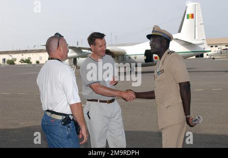 030730-F-3838S-002. [Complet] Légende de la scène : ARMÉE AMÉRICAINE (USA) Major (MAJ) Keith Lynch (à gauche), Bureau de coopération pour la défense (ODC), Ambassade des États-Unis au Sénégal, et Armée de l'air américaine (USAF) Lieutenant colonel (LTC) John Reid (au centre), Commandant (CO), 398th Groupe expéditionnaire aérien (AEG), saluez la République du Sénégal Colonel (col) Meissa Tamba (à droite), CHEF D'ÉTAT-MAJOR de la Force aérienne, à l'aéroport international de Dakar, Dakar (Sénégal), pour discuter de l'appui remarquable que l'armée sénégalaise apporte à la Force opérationnelle interarmées (FJ) au Libéria. JTF Liberia est une équipe de services communs américaine de 4 000 personnes qui fournit un soutien Banque D'Images