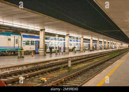 Passagers à bord d'un train de nuit à la gare Santa Maria Novella de Florence, Italie. Banque D'Images