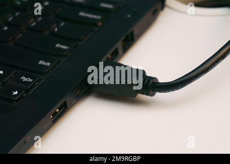 Câble HDMI branché au port de l'ordinateur portable Banque D'Images