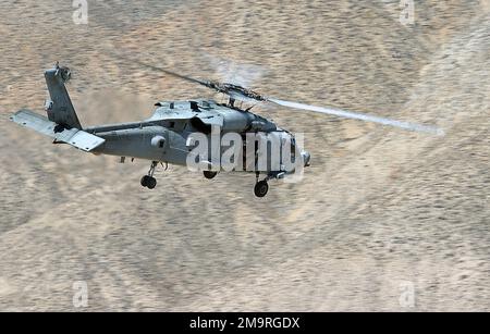 Un hélicoptère Seahawk HH-60F de la Marine américaine (USN) affecté à l'escadron spécial de soutien au combat pour hélicoptères six (HCS-6), prend son envol après avoir extrait des membres de l'équipe DE PHOQUES de la Marine américaine (USN) lors d'un exercice d'entraînement d'opération d'évacuation non combattantes (NEO) mené pendant LE SAUVETAGE DANS LE DÉSERT XI L'exercice est le premier exercice d'entraînement de recherche et de sauvetage au combat (CSAR) impliquant toutes les branches de l'armée américaine et se déroule dans les aires de répartition de la base aérienne navale de Fallon (NAS), Nevada (NV). Objet opération/série: SAUVETAGE DANS LE DÉSERT XI base: Station aérienne navale, État de Fallon: Nevada (NV) pays: États-Unis d'Amérique Banque D'Images