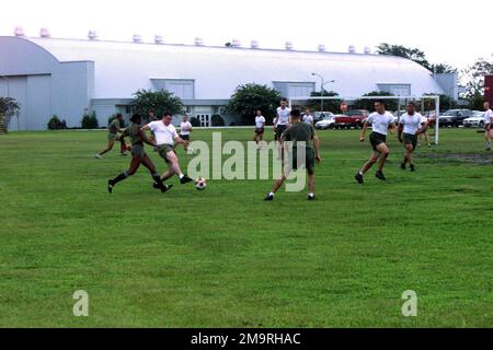 Le personnel DU corps des Marines DES ÉTATS-UNIS (USMC) du quartier général et de l'escadron du quartier général (H&HS) joue un match de soccer contre les Marines du quartier général de l'escadre Marine Squadron-2 (MWHS-2) lors d'une rencontre sur le terrain à la Station aérienne du corps des Marines (MCAS) Cherry point, en Caroline du Nord. Base : MCAS, Cherry point État : Caroline du Nord (NC) pays : États-Unis d'Amérique (USA) Banque D'Images