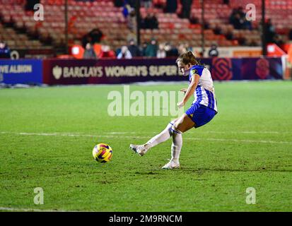 Après une ligne de score de 0-0, le jeu va à des pénalités. Après les 4 premières peines sont prises les changements d'arbitre se termine à la suite de plaintes de Mackenzie Arnold Goalkeeper de West Ham United que le terrain dans l'objectif en usage est à dur. Après le changement, Jorja Fox de Brighton et Hove Albion se lève et se rend à Brighton en 3-0 lors du match du groupe C de la coupe de ligue des femmes FA entre Brighton et Hove Albion Women et West Ham United Dames au stade de la pension du peuple sur 18 janvier 2023 à Crawley, Royaume-Uni. (Photo de Jeff Mood/phcimages.com) Banque D'Images