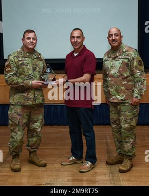 John Becquer, 35th escadron du génie civil, accepte le prix civil du quartier de la 35th Escadre de chasseurs de catégorie II, décerné par le colonel Jesse Friedel, commandant de la 35th AV, et le Sgt. Chef de commandement par intérim du 35th AV, lors de la cérémonie de remise du prix du premier trimestre à la base aérienne de Misawa, au Japon, au 20 mai 2022. Le Programme de bourses de 35th de la FW a pour but de reconnaître le professionnalisme, la compétence technique et le rendement extraordinaire des membres dans les catégories de personnes inscrites, d'officiers, de civils et d'équipes. Banque D'Images