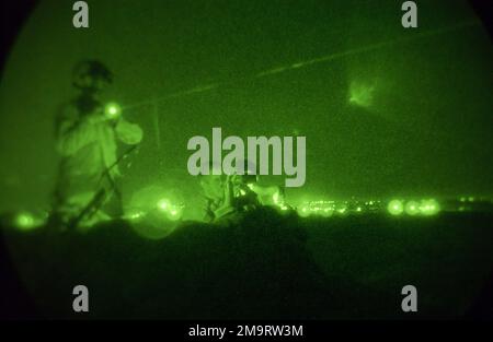 Photographie légère montrant les contrôleurs aériens avant de la US Air Force (USAF) affectés au détachement 1 du Groupe des opérations de soutien aérien (ASOG) 4th, lors d'un exercice de soutien aérien rapproché à la base aérienne de Kirkuk (AB), en Irak, au cours de l'opération LIBERTÉ IRAQUIENNE. Objet opération/série: BASE IRAQUIENNE POUR LA LIBERTÉ: Base aérienne de Kirkuk pays: Irak (IRQ) Banque D'Images