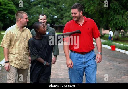 030820-F-6701P-009. [Complet] Légende de la scène: Abraham Bangura, 15 ans, survivant d'une attaque rebelle pendant les guerres civiles en Sierra Leone, parle avec l'agent spécial (sa) de l'US Air Force (USAF) Vance Little (à gauche) et sa George Breed, tous deux affectés au Bureau des enquêtes spéciales de l'Armée de l'Air (AFOSI), Déployé avec le Groupe expéditionnaire aérien de 398th (AGE), à Lungi Sierra Leone, au cours de la Force opérationnelle interarmées au Libéria (foi Libéria). Abraham regarda alors que les rebelles tuaient son père dans son petit village de Kono, ils se enveloppaient ensuite de mains dans des sacs en plastique, les labouraient avec de l'essence et les incendiaient dans la peur Banque D'Images