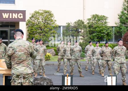 Des aviateurs de l'escadron 374th des forces de sécurité se tiennent au repos du défilé pour une cérémonie de retraite de la police à la base aérienne de Yokota, au Japon, en 20 mai 2022. La SFS 374th a tenu la cérémonie pendant la semaine de la police pour honorer le personnel d'application de la loi et reconnaître les dangers et les risques auxquels ils sont confrontés chaque jour. Banque D'Images