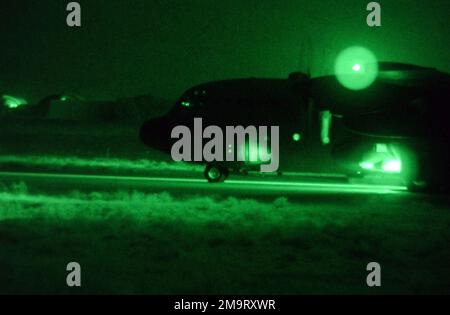 Photographie légère montrant un avion C-130 Hercules de l'US Air Force (USAF) en attente d'autorisation de départ sur la piste de Kirkuk AB, dans le nord de l'Irak, pendant l'opération LIBERTÉ IRAQUIENNE. Vingt soldats et aviateurs blessés ont été transportés de la base, ce qui en fait la plus grande mission d'évacuation médicale à ce jour. Objet opération/série: BASE IRAQUIENNE POUR LA LIBERTÉ: Base aérienne de Kirkuk pays: Irak (IRQ) Banque D'Images