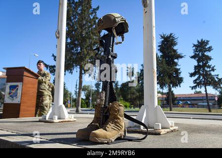 Les aviateurs affectés à l’escadron 39th des forces de sécurité présentent une « croix de champ de bataille » pour honorer le personnel des forces de l’ordre déchu lors de la cérémonie de clôture de la semaine nationale de la police à la base aérienne d’Incirlik, en Turquie, au 20 mai 2022. En l'honneur des officiers de l'application de la loi qui ont perdu la vie dans l'exercice de leurs fonctions, le SFS de 39th a organisé plusieurs cérémonies militaires en plus d'événements sportifs et sociaux. Banque D'Images