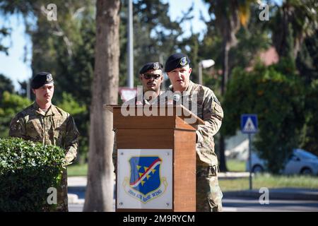 Le colonel Douglas Whitehead, commandant du Groupe de sécurité du système d'armes 39th, fait des remarques lors de la cérémonie de clôture de la semaine nationale de la police à la base aérienne d'Incirlik, Turquie, 20 mai 2022. En l'honneur des officiers de l'application de la loi qui ont perdu la vie dans l'exercice de leurs fonctions, le SFS de 39th a organisé plusieurs cérémonies militaires en plus d'événements sportifs et sociaux. Banque D'Images