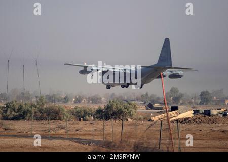 Un corps des Marines des États-Unis (USMC), un avion Hercules KC-130 affecté à l'escadron de transport aérien deux trois quatre (VMGR-234), atterrit à Blair Field à Al Kut, en Irak, pendant l'opération LIBERTÉ IRAQUIENNE. Objet opération/série: LIBERTÉ IRAQUIENNE base: Blaire Airfield, Al Kut État: Wasit pays: Irak (IRQ) Banque D'Images