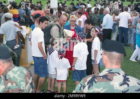 030822-A-0405B-025. LES soldats DE l'armée AMÉRICAINE (États-Unis) sont réunis avec des membres de leur famille et leurs proches lors d'une cérémonie de bienvenue à Cottrell Field, fort Stewart, Géorgie (GA), en tant que soldats affectés au quartier général et au bataillon du quartier général (H&HB), 1/3 Artillerie de défense aérienne (ADA) et 2nd Artillerie 1/3 ADA, réserve de l'armée de Géorgie (AR), Retour au pays après le déploiement de l’unité en Irak, à l’appui de l’opération LIBERTÉ IRAQUIENNE Banque D'Images