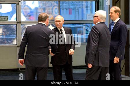 Saint-Pétersbourg, Russie. 18th janvier 2023. Le Président russe Vladimir Poutine (2L), accompagné du gouverneur de Saint-Pétersbourg Alexandre Beglov, visite mercredi à 18 janvier 2023 le Musée commémoratif d'Etat de la Défense et siège de Leningrad à Saint-Pétersbourg. Vladimir Poutine est arrivé à Saint-Pétersbourg pour une visite d'une journée. Photo par Kremlin Pool/UPI Credit: UPI/Alay Live News Banque D'Images