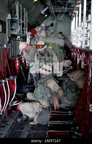 LES Marines du corps DES Marines DES ÉTATS-UNIS (USMC) affectées à Lima/Compagnie, 3rd Bataillon, 23rd Marine Regiment, rassemblent des armes et du matériel avant de sortir d'un avion KC-130 Hercules affecté à l'escadron de transport aérien deux trois quatre (VMGR-234), après être arrivés au champ de Blair à Al Kut, en Irak, pendant l'opération LIBERTÉ IRAKIENNE. Objet opération/série: LIBERTÉ IRAQUIENNE base: Blaire Airfield, Al Kut État: Wasit pays: Irak (IRQ) Banque D'Images