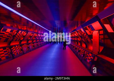 Londres, Royaume-Uni. 18th janvier 2023. « Captivé par la couleur » par Camille Walala, pont Adams Plaza, lors du festival des lumières hivernales de cette année à Canary Wharf. Credit: Vuk Valcic/Alamy Live News Banque D'Images