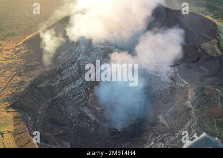 Cratère du volcan Masaya avec une antenne de lave au-dessus de la vue de dessus Banque D'Images