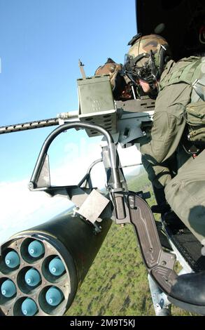 LES tireurs de porte DU corps DES Marines DES ÉTATS-UNIS (USMC) du Marine Helicopter Light Attack Squadron 773 (HMLA-773) ajustent un GAU-16 (mitrailleuse de calibre 50) attaché au côté droit d'un HÉLICOPTÈRE UH-1N Iroquois Twin Huey, au cours d'une mission d'entraînement en direct au-dessus de la base aérienne d'Eglin (AFB), en Floride. Une fusée non guidée de 7 coups de 2,75 pouces est fixée au Huey. Base: Eglin Air Force base État: Floride (FL) pays: Etats-Unis d'Amérique (USA) Banque D'Images