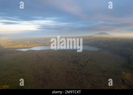 Vallée volcanique du Nicaragua avec lac Masaya et volcan Mombacho au coucher du soleil Banque D'Images