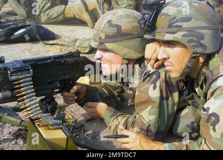 031015-M-9382M-052. LES membres DU US Marine corps (USMC), avec les 10th Marines, 2nd Marine Division, ont déclenché un canon à machine FNMI 7,62mm M240, au cours de l'exercice ROLLING THUNDER 2003, à fort Bragg, en Caroline du Nord. Banque D'Images