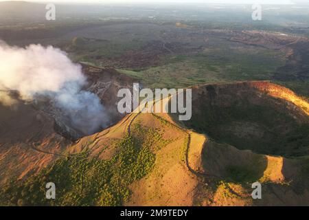 Parc du volcan Masaya au coucher du soleil vue aérienne sur drone Banque D'Images