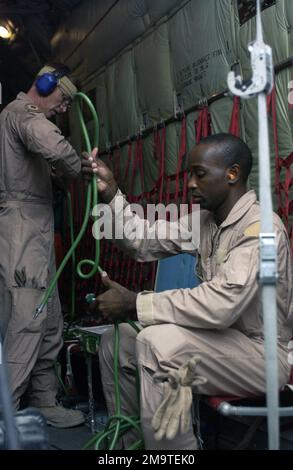 LE Sergent technique (TSGT) de la Force aérienne DES ÉTATS-UNIS (USAF) Donnie Bloomfield (front) et le USAF TSGT J. D. Prosser, du 379th EAES (Expeditionary Aeromedical Evacuation Squadron), ont installé leur équipement à l'arrière d'un Hercules C-130 de l'USAF à la base aérienne Al Udeid (AB), avant une mission de soutien à l'opération LIBERTÉ IRAQUIENNE. Base: Base aérienne Al Udeid, Doha pays: Qatar (QAT) Banque D'Images