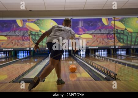 Airman de 1re classe de l'US Air Force Alexander Pugh, technicien en gestion des connaissances du 86e escadron de communications, fait un bowling lors de l'événement KMC in Da Club connections sur la base aérienne de Ramstein, en Allemagne, le 20 mai 2022. L’événement a offert du bowling, de la nourriture et du temps social aux membres de la communauté militaire de Kaiserslautern. Les participants peuvent consulter les groupes et clubs que KMC a à offrir tels que KMC Empty Nesters, Ramstein Speaker Association, four-Low Offroad, Tannenbaum ski Club et KMC Outdoorsman. 86e aile de transport aérien, base aérienne de Ramstein, la passerelle mondiale, Banque D'Images