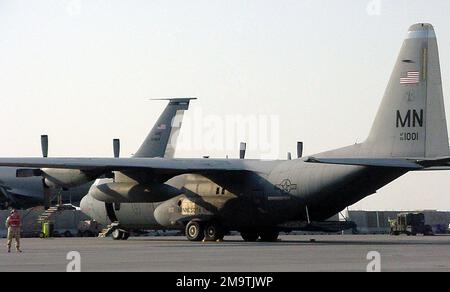 A Minnesota Air National Guard (MNANG) US Air Force (USAF) C-130H Hercules, 133rd Airlift Wing (AW), stationné à la base aérienne Al Udeid (AB), Qatar. Le C-130s fournit un transport aérien vital dans le domaine de responsabilité de l'opération LIBERTÉ IRAQUIENNE, de l'opération LIBERTÉ DURABLE et de la Force opérationnelle conjointe combinée-Corne de l'Afrique. Base: Base aérienne Al Udeid, Doha pays: Qatar (QAT) Banque D'Images