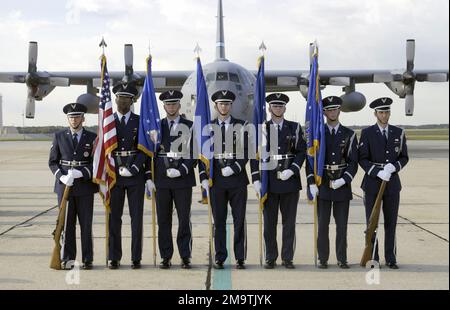 030929-F-1166S-004. [Complet] Légende de la scène: Debout devant un avion de fret Hercules de la US Air Force (USAF) C-130H, 166th, aile du transport aérien, la Garde d'honneur de la base aérienne McGuire (AFB) affiche les couleurs lors de la cérémonie de désignation de la Force aérienne (AF) de 21st. La FA 21st a été redésignée au Groupe de travail sur la mobilité expéditionnaire (GTF) de 21st. Le GTEM 21st ici à l'AFB McGuire et le GTEM 15th à l'AFB Travis, en Californie (CA), prendront la direction des quatre groupes subordonnés des opérations de mobilité aérienne (GMOA). Les GMAE sont des groupes spécialisés chargés de la formation et du déploiement D'Un Banque D'Images