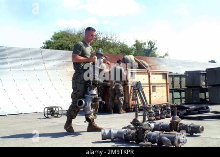 US Marine corps (USMC) le caporal-chef (LCPL) Mark Seeler, un ravitailleur en vrac de l'escadron de soutien de l'escadre Marine 273 (MWSS-273), présente le matériel à utiliser pendant la bataille de 1-04 au Georgia Air National Guard combat Readiness Training Centre (ANGCRTC), Savannah (Géorgie). Base: Savannah État: Géorgie (GA) pays: Etats-Unis d'Amérique (USA) Banque D'Images