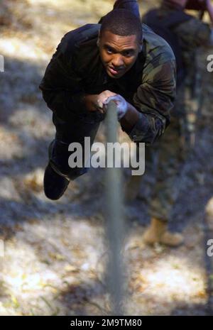 Un instructeur du corps des Marines des États-Unis (USMC) au cours de l'assistant de sélection des officiers (OSA) traverse l'obstacle horizontal de la corde, pendant la partie de formation sur le terrain de l'école candidate des officiers de la Marine à la base du corps des Marines (MCB) Quantico, Virginie (va). Les instructeurs de mer font l'expérience de la formation qu'ils expliqueront plus tard aux candidats d'officiers participant au cours. Base: Corps de marine base, Quantico État: Virginie (va) pays: Etats-Unis d'Amérique (USA) Banque D'Images