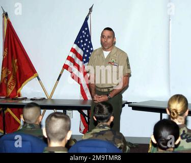 LE Sergent-major (SGM) du CORPS DES Marines DES ÉTATS-UNIS (USMC) Jeffrey A. Zink, avec le quartier général et le quartier général de l'escadron (H&HS) Marine corps Air Station (MCAS) Cherry point, s'adresse aux membres de la famille et aux jeunes Marines nouvellement diplômés de la Marine corps Air Station (MCAS) Cherry point, en Caroline du Nord. Base : MCAS, Cherry point État : Caroline du Nord (NC) pays : États-Unis d'Amérique (USA) Banque D'Images