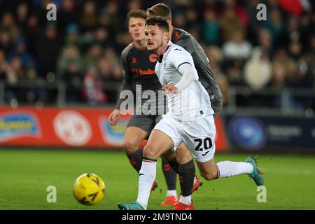 Swansea, Royaume-Uni. 17th janvier 2023. Liam Cullen de la ville de Swansea en action. Emirates FA Cup, 3rd Round Replay, Swansea City v Bristol City au stade Swansea.com de Swansea, pays de Galles, le mardi 17th janvier 2023. Cette image ne peut être utilisée qu'à des fins éditoriales. Utilisation éditoriale uniquement, licence requise pour une utilisation commerciale. Aucune utilisation dans les Paris, les jeux ou les publications d'un seul club/ligue/joueur. photo par Andrew Orchard/Andrew Orchard sports photographie/Alamy Live News crédit: Andrew Orchard sports photographie/Alamy Live News Banque D'Images