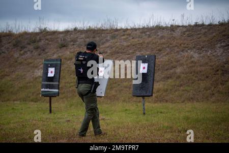 Bureau du shérif du comté de collier le caporal Andy Delgato participe à une compétition de tir tactique pendant la semaine de police 20 mai 2022, à la base aérienne de MacDill, en Floride. Organisée en l'honneur de la semaine nationale de la police, la compétition était ouverte à tous les militaires et aux forces de l'ordre locales et comprenait des tirs de fusils et de pistolets. Banque D'Images