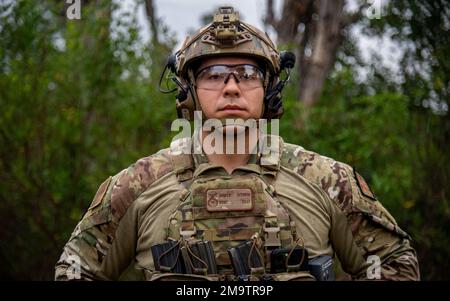 ÉTATS-UNIS Le Sgt Andrew Reynoso, maître de la Force aérienne, surintendant de l'escadron 927th des forces de sécurité, pose une photo lors d'une compétition de tir tactique à la base aérienne de MacDill, en Floride, au 20 mai 2022. Organisée en l'honneur de la semaine nationale de la police, la compétition était ouverte à tous les militaires et aux forces de l'ordre locales et comprenait des tirs de fusils et de pistolets. Banque D'Images