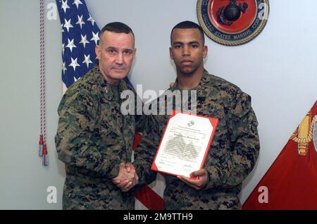 031103-M-4697Y-016. LE major général (MGÉN) Thomas S. Jones (à gauche), commandant général, formation et éducation (T&E), félicite le caporal (CPL) Joel Ramirez, commandant de T&E, pour sa promotion méritoire au sergent (SGT) à bord de la base du corps maritime (MCB) Quantico, en Virginie (va). Banque D'Images