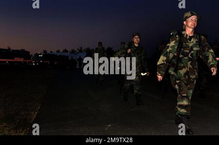 Le personnel DE L'US Air Force (USAF) de l'escadron des forces de sécurité (SFS) 27th, base aérienne de Cannon (AFB), au Nouveau-Mexique (NM), arrive à la base navale de génie aérien (NAES) de la US Navy (USN) Lakehurst, dans le New Jersey (NJ), pour le lancement du nouvel exercice d'urgence au niveau du drapeau Eagle de l'Armée de l'air. Base: Naval AES Lakehurst État: New Jersey (NJ) pays: Etats-Unis d'Amérique (USA) Banque D'Images