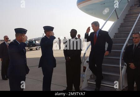 LE président AMÉRICAIN George W. Bush salue le colonel (col) de la US Air Force (USAF) James Rubeor, commandant de l'aile de transport aérien 452nd (AW) et le col Al Aimar, à gauche, commandant de l'aile de ravitaillement aérien 163rd (ARW), alors qu'il débarque la Force aérienne de l'USAF One (VC-25), un Boeing 747 passagers, À la base de réserve aérienne de mars (ARB), Californie (CA). (Image sous-standard). Base: Mars base aérienne État: Californie (CA) pays: États-Unis d'Amérique (USA) Banque D'Images