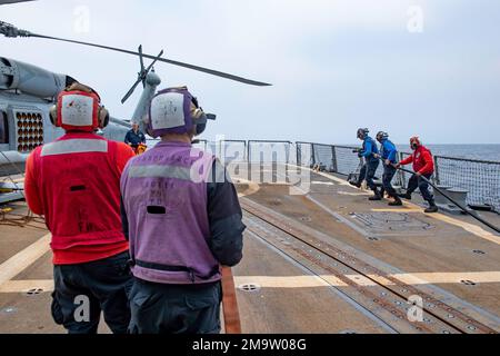 Les marins DE LA MER DES PHILIPPINES (20 mai 2022) réagissent à un tir simulé lors d'un exercice de lutte contre l'incendie d'un avion sur le pont de vol du destroyer à missiles guidés de classe Arleigh Burke USS Spruance (DDG 111). Abraham Lincoln Strike Group est en cours de déploiement prévu dans la zone d'exploitation de la flotte américaine 7th afin d'améliorer l'interopérabilité par le biais d'alliances et de partenariats tout en servant de force de réaction prête à l'emploi pour soutenir une région libre et ouverte d'Indo-Pacifique. Banque D'Images