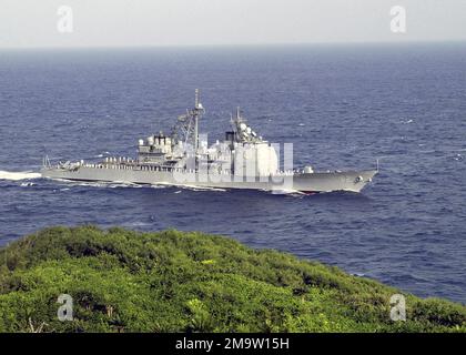 Vue latérale tribord de la Marine américaine (USN) CLASSE TICONDEROGA: GUIDE MISSILE CRUISER (AGEIS), USS CHANCELLORSVILLE (CG 62), en cours au large de la côte de Santa Rita, Guam. Base: Santa Rita État: Guam (GU) pays: Îles Mariannes du Nord (MNP) Banque D'Images