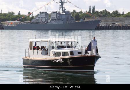 031023-N-0435H-093. LE président AMÉRICAIN George W. Bush et la première dame Laura Bush escortés par l'amiral (ADM) de la marine américaine (USN) Thomas B. Fargo, commandant du Commandement du Pacifique américain, à bord de la barge du commandant de la région navale d'Hawaï, pour une visite à bord du cuirassé à la retraite USS Missouri (BB 63) et du Mémorial de l'USS Arizona. Le président Bush s’est arrêté à Hawaï en revenant du Forum de coopération économique Asie-Pacifique en Thaïlande, aux Philippines, au Japon, à Singapour et à Bali. où il a discuté de la sécurité et de la poursuite de la lutte contre le terrorisme. La coopération économique Asie-Pacifique (APEC) est la Banque D'Images