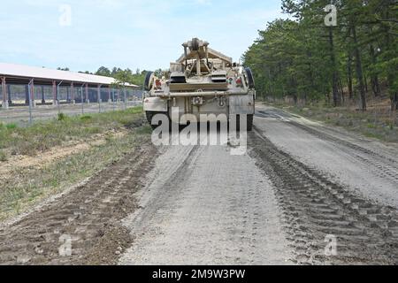 Ces soldats du RTS-M de NJARNG terminent l'école de récupération de véhicules, un événement d'entraînement sur le complexe de fort dix Range. Ces véhicules ont été testés et formés à la récupération sur de gros véhicules qui ont roulé du site de l'ingénieur 12 à la gamme 59C sur divers types de terrain, y compris l'eau, la boue, le sable et d'autres conditions tout-terrain. (Photos prises par le centre de soutien à la formation de fort dix [TSC]) Banque D'Images