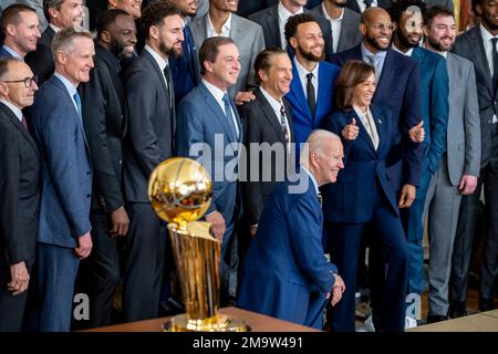 Washington, États-Unis d'Amérique. 17th janvier 2023. Washington, États-Unis d'Amérique. 17 janvier 2023. Joe Biden, président des États-Unis, et Kamala Harris, vice-président, posent pour une photo de groupe avec les championnats de la NBA des Golden State Warriors 2022 à la salle est de la Maison Blanche, 17 janvier 2023 à Washington, DC Credit: Hannah Foslien/White House photo/Alamy Live News Banque D'Images