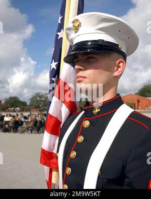 US Marine corps (USMC) Lance Caporal (LCPL) Morgan Cathagarrett, Centre d'information visuelle de combat, Marine corps Recruit Depot (MCRD) Parris Island, Caroline du Sud (SC), se tenant à l'attention du drapeau américain lors du festival d'anniversaire de l'île de Parris du MCRD. Dans le Pageant, les Marines s'habillent dans des uniformes traditionnels et donnent un discours sur l'ère particulière qu'ils représentent. Base: USMC Recruit Depot,Parris Island État: Caroline du Sud (SC) pays: États-Unis d'Amérique (USA) Banque D'Images