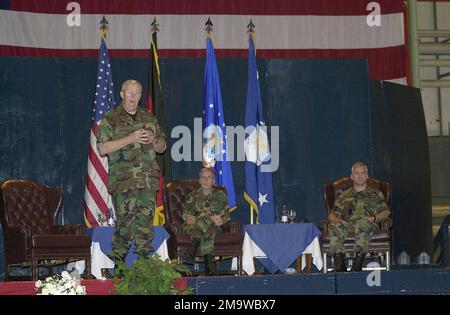 Le secrétaire AMÉRICAIN de la Force aérienne (SECAF), M. James G. Roche (à gauche), accompagné du général (GEN) de la Force aérienne américaine (USAF), Robert H. (Doc) Foglesong, commandant de la Force aérienne américaine en Europe (USAFE), et du général de brigade (BGÉN) Erwin F. Lessel. III (à droite), commandant, 86th Airlift Wing (AW), parle aux aviateurs lors de sa visite à la base aérienne de Ramstein (AB), en Allemagne. Le secrétaire AMÉRICAIN de la Force aérienne (SECAF), M. James G. Roche (à gauche), accompagné du général (GEN) de la Force aérienne américaine (USAF), Robert H. (Doc) Foglesong, commandant de la Force aérienne américaine en Europe (USAFE), et du général de brigade (BGÉN) Erwin F. Lessel. III (à droite), commandant Banque D'Images