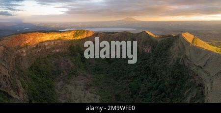 Vue panoramique sur le cratère de Santiago au Nicaragua vue aérienne de drone à la lumière du coucher du soleil Banque D'Images