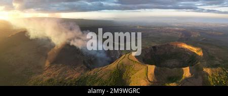 Cratère du volcan de Santiago à Masaya Nicaragua vue aérienne de drone à l'heure du coucher du soleil Banque D'Images