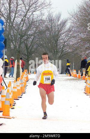 040208-M-0267C-010. US Marine corps (USMC) Major (MAJ) Thomas Blackwell, membre de l'équipe All Marine Cross Country Team, franchit la ligne d'arrivée, à la fin de la course masculine de 12k pendant le Championnat d'hiver des forces armées qui s'est tenu à Indianapolis, Indiana (IN). Banque D'Images